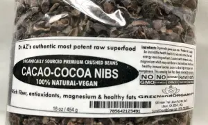 Torba z surowymi ziarnami kakaowca, z etykietą "Cacao-Cocoa Nibs".