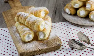 Pyszne rurki z kremem, które można zrobić bez foremek. Idealne na deser, posypane cukrem pudrem.