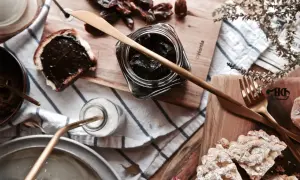 Domowa nutella bez orzechów: daktyle, kakao i mleko tworzą pyszny krem. Idealna na chleb.