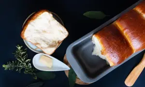Czym smarować foremki do pieczenia chleba, aby uniknąć przywierania?