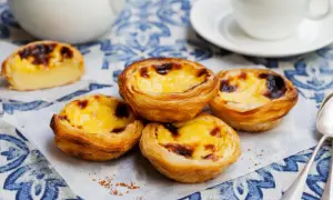Pięć pysznych babeczek pasteis de nata, idealnych na deser. Zastanawiasz się nad pasteis de nata kcal?