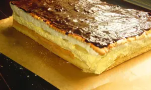 Pyszny cytrynowiec siostry Anastazji, z kremem cytrynowym, bitą śmietaną i polewą czekoladową.