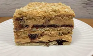 Warstwowe ciasto kajmakowe z wiśniami, idealne na deser. Ten przepis na ciasto kajmakowe zachwyci każdego!