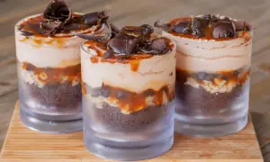 Jak uratować czerstwe ciasto? Bajaderka w pucharku zero waste!
