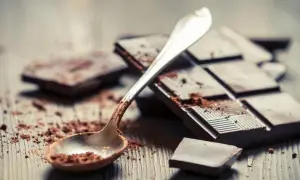 Ciemna czekolada, rozsypane kakao i łyżeczka. Czy to sekretna czekolada na potencję?
