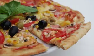 Przepis na pizzę włoską na cienkim cieście, który zaskoczy Twoich gości