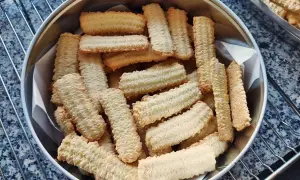 Twarde ciastka kruche? Odkryj przyczyny i piecz idealne!