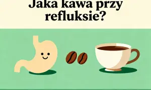 Uśmiechnięty żołądek, ziarna kawy i filiżanka kawy na zielonym tle.
