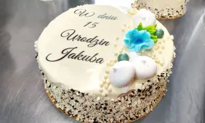 Piękny napis na torcie bez rękawa? Zobacz, jakie to proste!