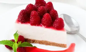 Pyszny sernik z malinami, idealny na deser. Ten przepis na ciasto Czerwony Kapturek zachwyci każdego!