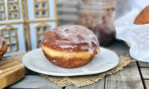 Pączki z piwem, oblane lukrem, kuszą swoim wyglądem. Idealne na tłusty czwartek.