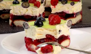 Pyszne ciasto z malinami i bitą śmietaną - sprawdzony przepis krok po kroku