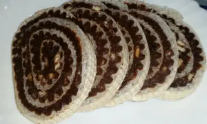 Pięć plasterków rolady waflowej z bakaliami, z czekoladowym nadzieniem i chrupiącym waflem.