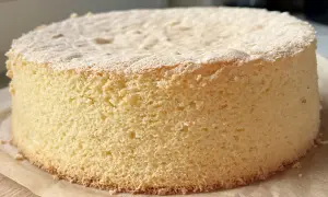 Idealny biszkopt na tort, puszysty i lekki, z delikatną, złotą skórką. Gotowy do dekoracji i stworzenia wymarzonego deseru.