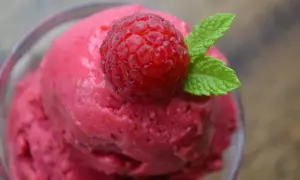 Jak zrobić sorbet, by był kremowy, nie twardy? Sekrety konsystencji