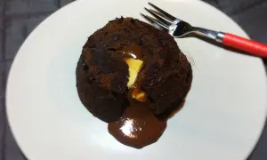 Lava Cake: Płynny środek gwarantowany! Czas pieczenia to klucz.
