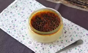 Jak skarmelizować crème brûlée bez palnika? Metoda gorącą łyżką!