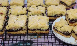 Puszyste ciasto z owocami bez jajek, pokrojone w kostkę, z kruszonką i dżemem.