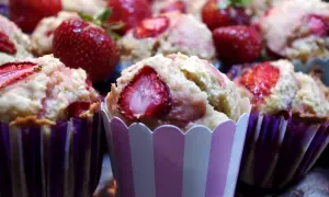 Owoce na dnie muffinek? Poznaj trik z mąką i zapomnij o problemie!