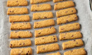 Ciasteczka Belvita na papierze do pieczenia. Czy ciastka Belvita są zdrowe? Te złociste, prostokątne herbatniki z kawałkami czekolady i owoców wyglądają apetycznie.