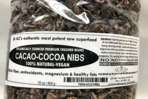 Torba z surowymi ziarnami kakaowca, z etykietą "Cacao-Cocoa Nibs".