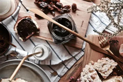 Domowa nutella bez orzechów: daktyle, kakao i mleko tworzą pyszny krem. Idealna na chleb.