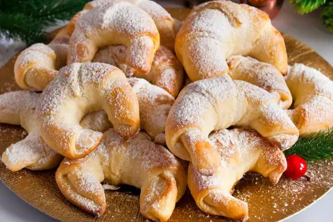 Jak odświeżyć czerstwe rogaliki drożdżowe? Będą znów miękkie!