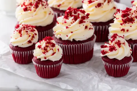 Red Velvet bez maślanki? Tak! Przepis i zamienniki, które uratują deser
