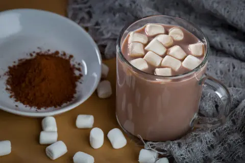 Pianki marshmallow w kakao: Jak uzyskać idealnie rozpuszczone?