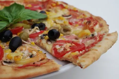 Przepis na pizzę włoską na cienkim cieście, który zaskoczy Twoich gości