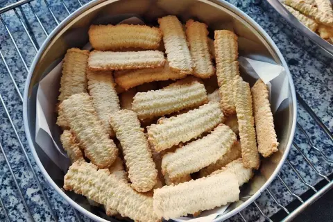 Twarde ciastka kruche? Odkryj przyczyny i piecz idealne!