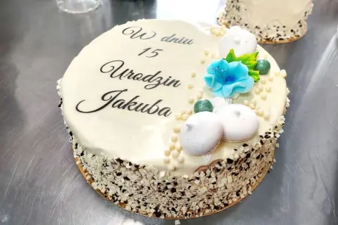 Piękny napis na torcie bez rękawa? Zobacz, jakie to proste!