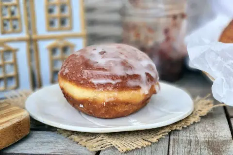 Pączki z piwem, oblane lukrem, kuszą swoim wyglądem. Idealne na tłusty czwartek.