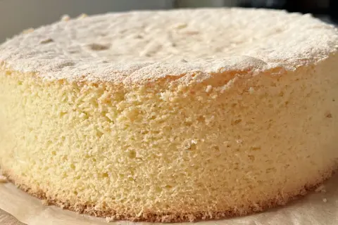 Idealny biszkopt na tort, puszysty i lekki, z delikatną, złotą skórką. Gotowy do dekoracji i stworzenia wymarzonego deseru.