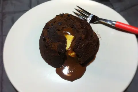 Lava Cake: Płynny środek gwarantowany! Czas pieczenia to klucz.