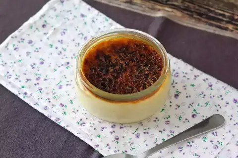 Jak skarmelizować crème brûlée bez palnika? Metoda gorącą łyżką!