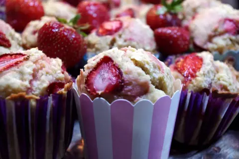 Owoce na dnie muffinek? Poznaj trik z mąką i zapomnij o problemie!