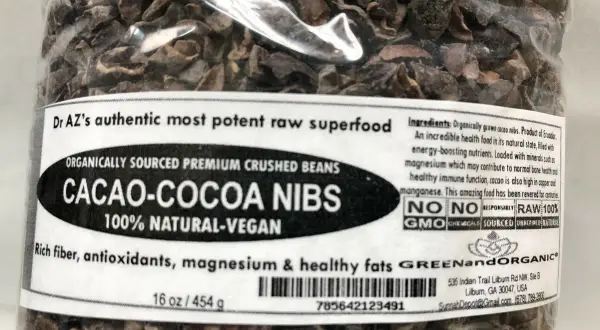 Torba z surowymi ziarnami kakaowca, z etykietą "Cacao-Cocoa Nibs".