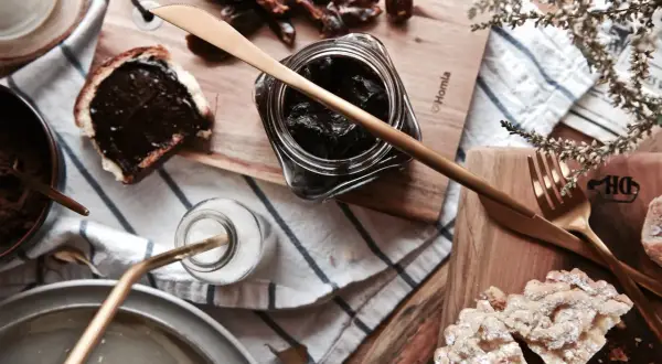 Domowa nutella bez orzechów: daktyle, kakao i mleko tworzą pyszny krem. Idealna na chleb.