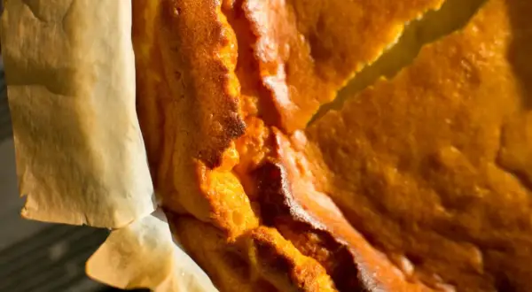 Popękany sernik? Prosta polewa z kwaśnej śmietany to ratunek!