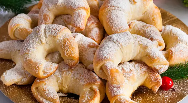 Jak odświeżyć czerstwe rogaliki drożdżowe? Będą znów miękkie!
