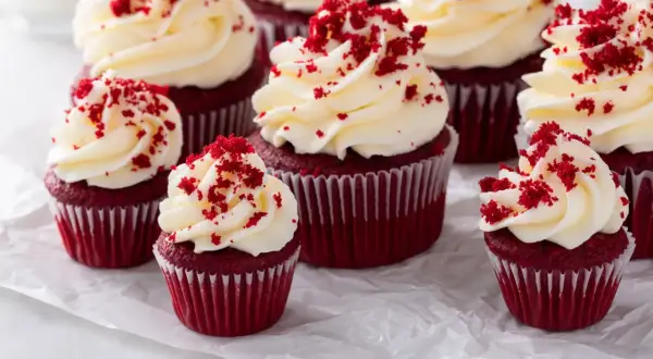Red Velvet bez maślanki? Tak! Przepis i zamienniki, które uratują deser