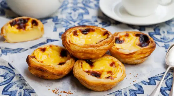 Pięć pysznych babeczek pasteis de nata, idealnych na deser. Zastanawiasz się nad pasteis de nata kcal?