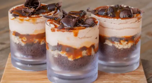 Jak uratować czerstwe ciasto? Bajaderka w pucharku zero waste!