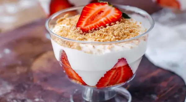 Mascarpone z jogurtem greckim: Lżejszy deser? Kalorie pod lupą!