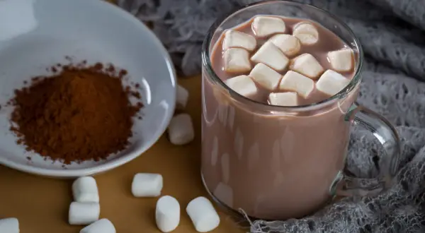 Pianki marshmallow w kakao: Jak uzyskać idealnie rozpuszczone?