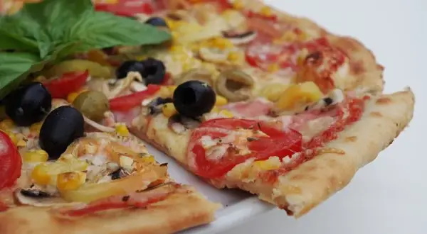 Przepis na pizzę włoską na cienkim cieście, który zaskoczy Twoich gości