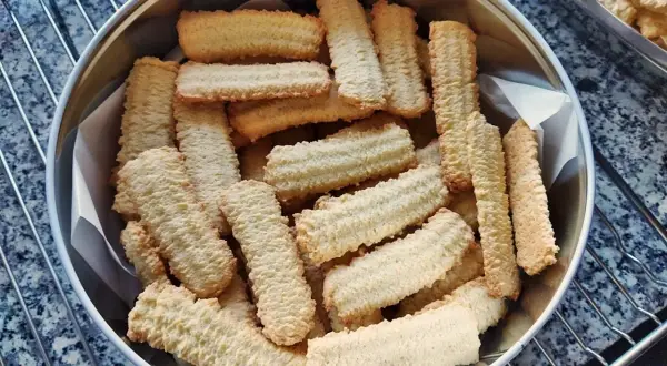 Twarde ciastka kruche? Odkryj przyczyny i piecz idealne!