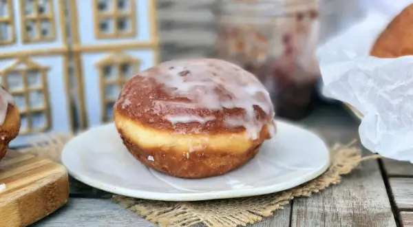 Pączki z piwem, oblane lukrem, kuszą swoim wyglądem. Idealne na tłusty czwartek.
