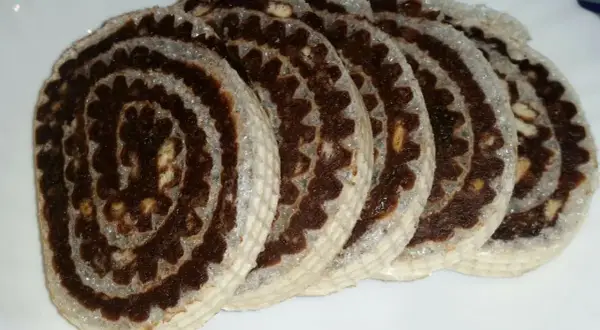 Pięć plasterków rolady waflowej z bakaliami, z czekoladowym nadzieniem i chrupiącym waflem.